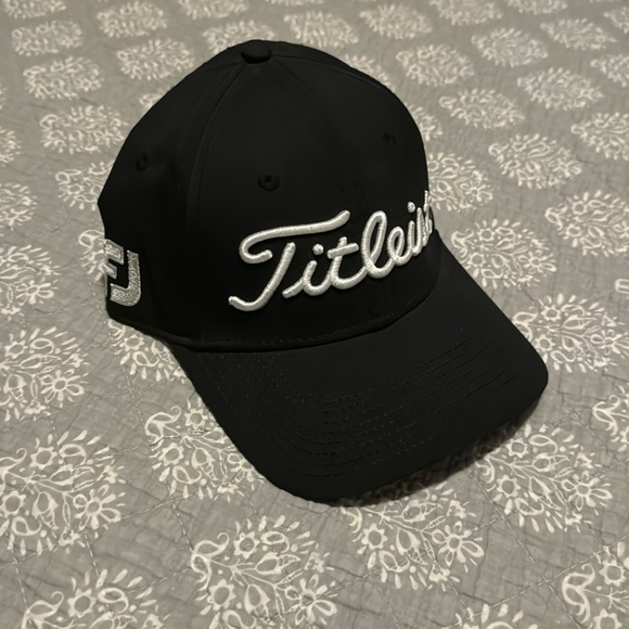 Titleist Footjoy FJ Pro V1 Adult Adjustable Golf Cap Hat Black
